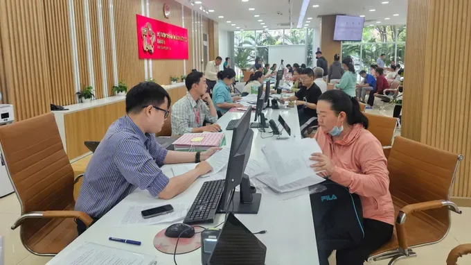People are submitting documents at the Reception and Result Return Station of District 6, HCMC, in the afternoon of June 10 (Photo: SGGP) 17.jpg