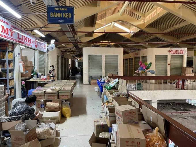 The kiosks in Binh Tay Market (District 6) are experiencing a dive in customer quantity (Photo: SGGP) 24.jpg