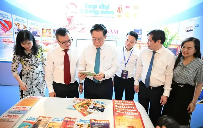 Leaders from the Central Propaganda and Mass Mobilization Commission and the Vietnam Journalists Association are touring the Communist Review’s exhibit at the 2025 National Press Festival (Photo: SGGP) 30.jpg