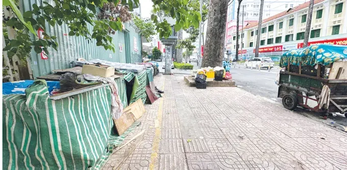 Garbage collection carts seen on the sidewalk of Nguyen Thi Minh Khai Street in District 3 of HCMC at 2:00 p.m. on June 23 (Photo: SGGP) 34.jpg