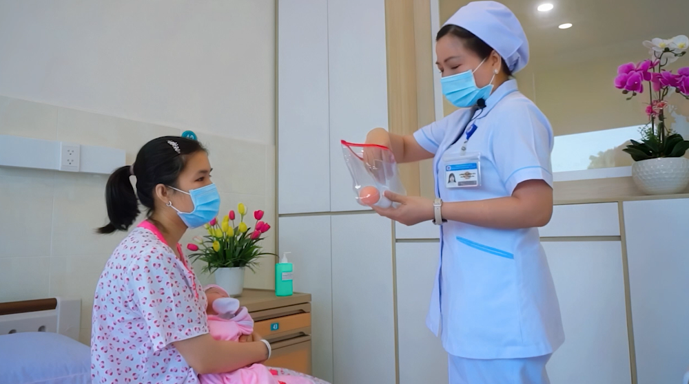 A nurse in Hung Vuong Hospital is taking care of a patient 37.jpg