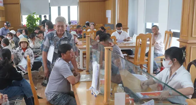 Citizens and businesses are coming to the Public Administrative Service Center of Ho Tram Commune in HCMC for administrative procedures (Photo: SGGP) 07.jpg