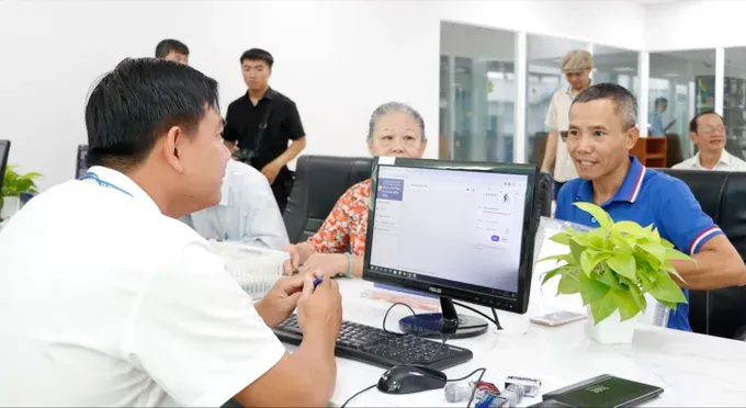 Civil servants of the Public Administrative Service Center of Xuan Hoa Ward in HCMC are processing administrative documents for local residents (Photo: SGGP) 07b.jpg