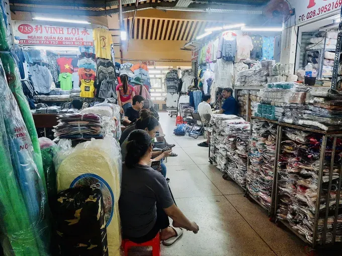 Shop owners in Binh Tay Market (Photo: SGGP) 08.jpg