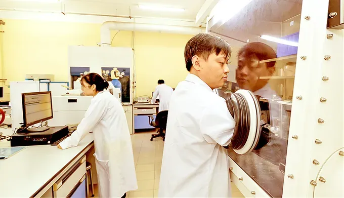 Scientists are working at the Center for Nanostructured and Molecular Materials (Vietnam National University-HCMC) (Photo: SGGP) 11.jpg