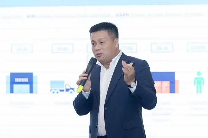 Acting Director Bui Ba Chinh of the National Numbering and Barcode Center is presenting his speech at the conference 15c.jpg