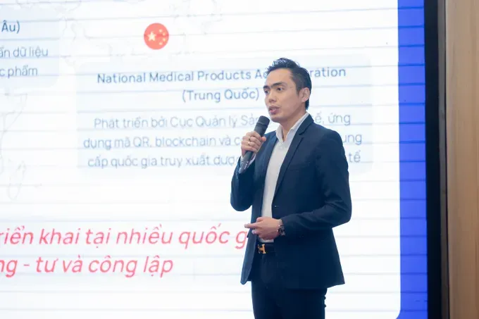 Head Nguyen Huy of the Technology Board under the National Data Association is delivering his presentation at the conference 15d.jpg