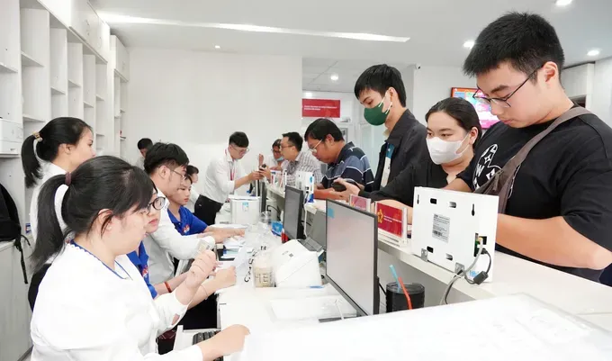 Civil servants of Ben Thanh Ward are processing administrative documents for local residents (Photo: SGGP) 18.jpg