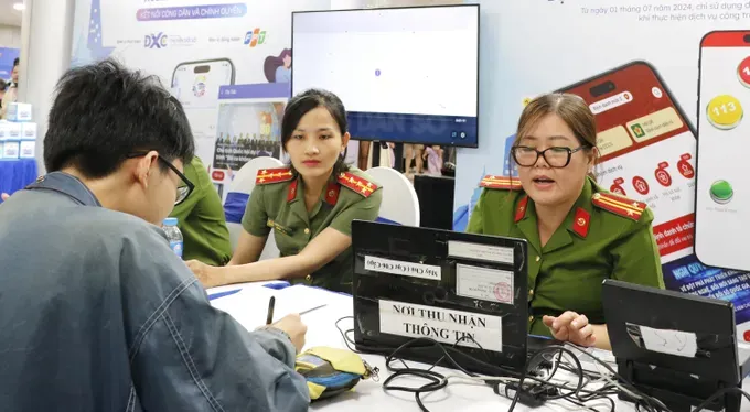 The police in HCMC are assisting city dwellers to register for level 2 of VNeID (Photo: SGGP) 19.jpg