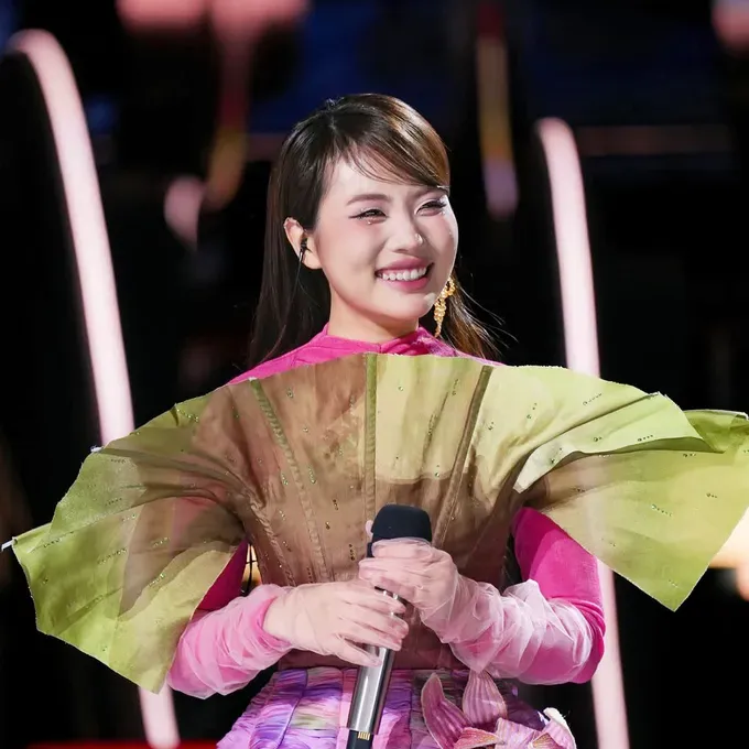 Phuong My Chi has left a strong impression in “Sing!Asia 2025” with the song Bong Phu Hoa, deeply reflecting Vietnamese culture 20.jpg
