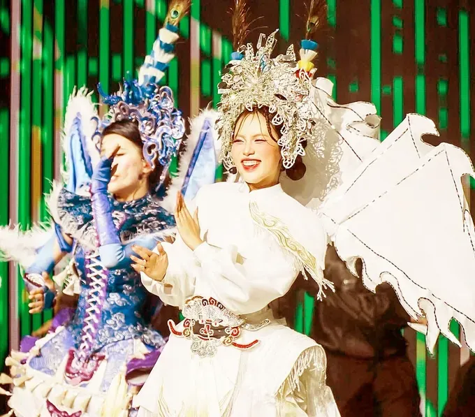 Phuong My Chi is experimenting with combining a modern performance with traditional ‘Tuong’ art on the ‘Em Xinh Say Hi’ stage 20b.jpg