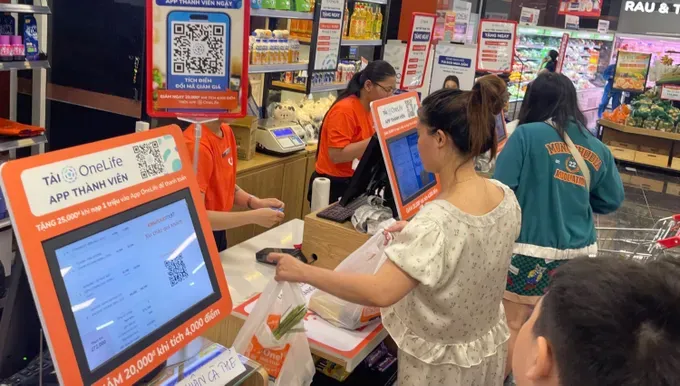 Cashless payment offers much convenience to consumers (Photo: SGGP) 21.jpg