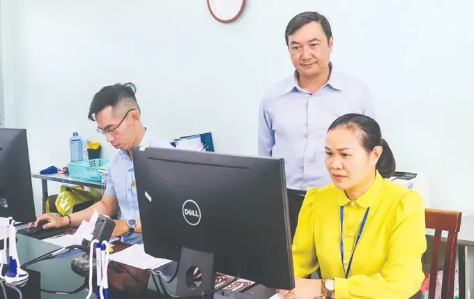 Secretary Vu Anh Tuan of the Hiep Binh Ward Party Committee is monitoring the operations of officials, civil servants in the ward’s Public Administrative Service Center (Photo: SGGP) 22.jpg
