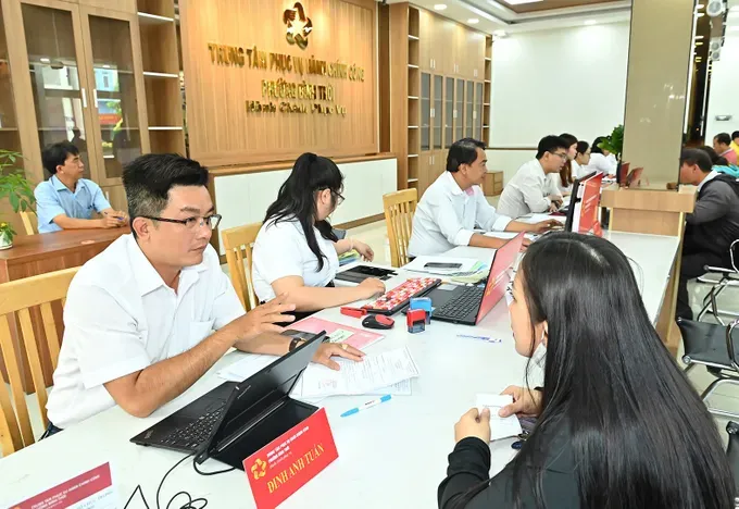 Civil servants in the Binh Thoi Ward Public Administrative Service Center are processing administrative dossiers for local residents (Photo: SGGP) 22b.jpg