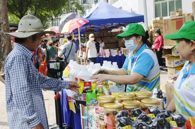 Workers in HCMC are buying essential commodities at discounted prices (Photo: SGGP) 24b.jpg