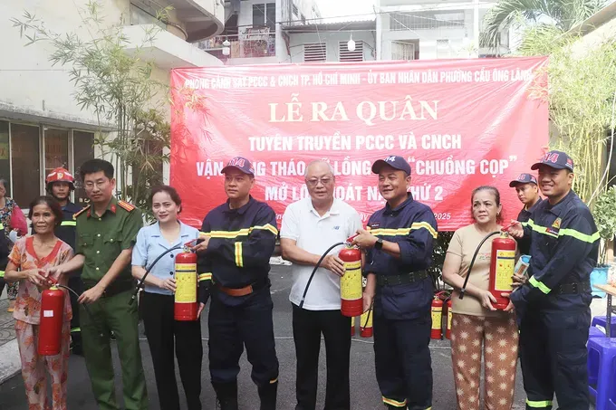 Fire extinguishers and other safety equipment are distributed to residents of 518 Vo Van Kiet apartment building in Cau Ong Lanh Ward, HCMC (Photo: SGGP) 26b.jpg
