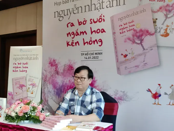 Author Nguyen Nhat Anh at the event to launch his work ‘Ra Bo Suoi Ngam Hoa Ken Hong’ 27.jpg