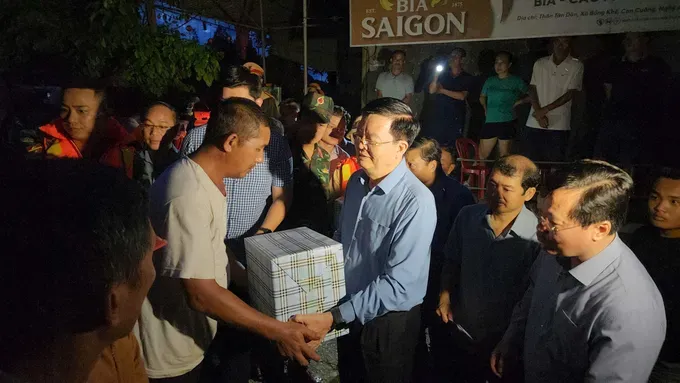 Deputy Prime Minister Mai Van Chinh is distributing aid to flood-affected residents in Con Cuong Commune in Nghe An Province (Photo: SGGP) 37b.jpg