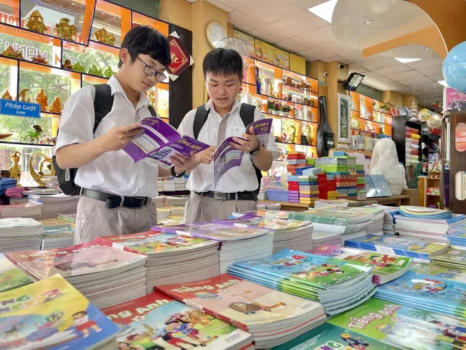 Students at Nguyen Van Cu Bookstore in Cho Quan Ward of HCMC are purchasing textbooks in preparation for the new school year (Photo: SGGP) 45b.jpg