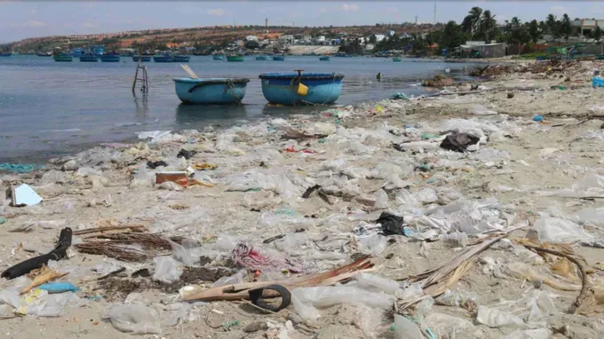 The beach of Mui Ne Ward is scattered with solid waste 46.jpg
