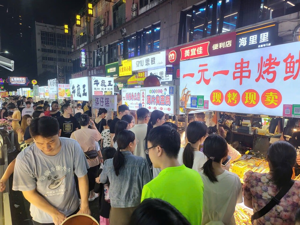 Tourists are in line to buy delicacies 03.jpg