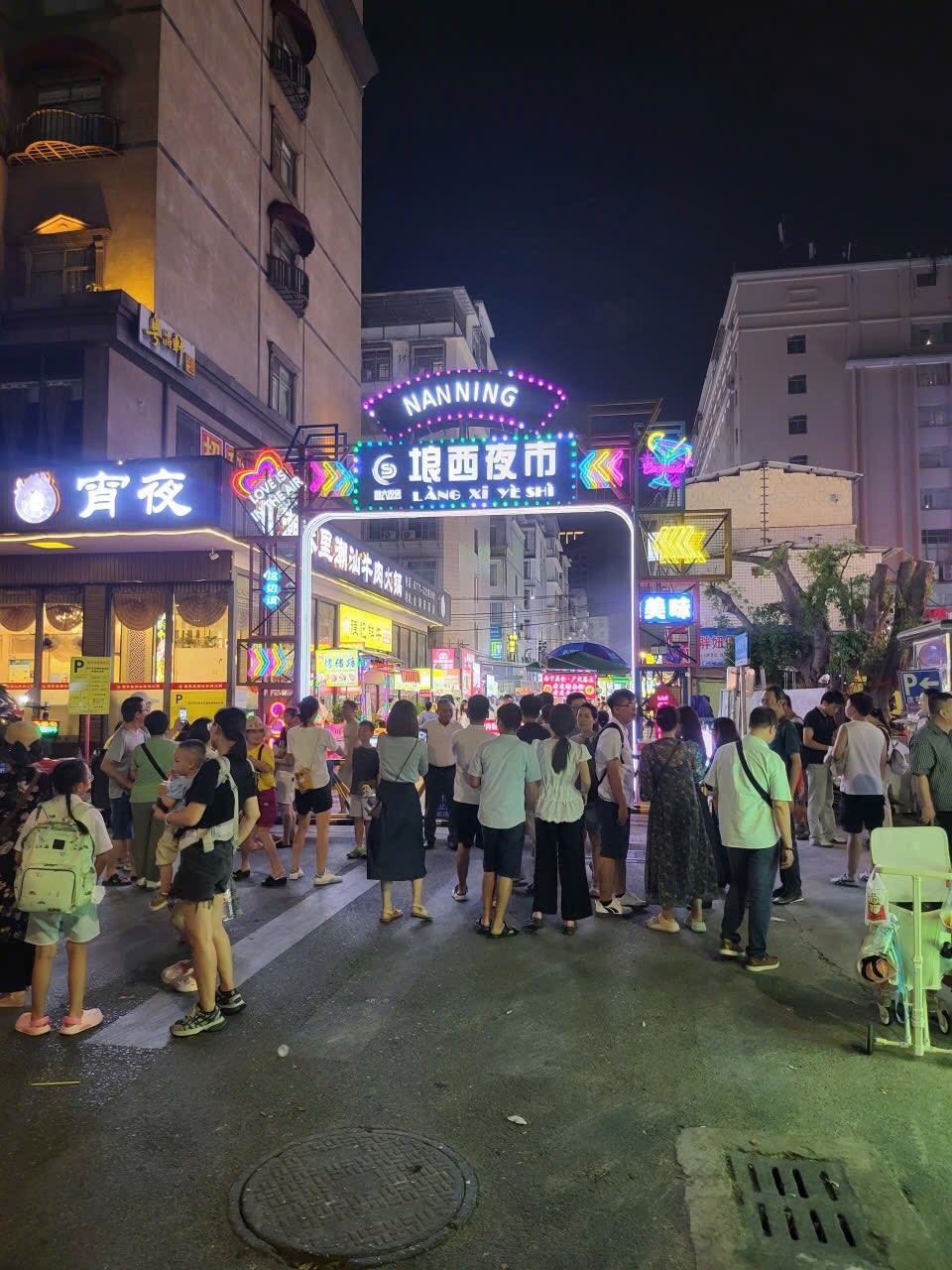 On weekends, the market becomes a bustling hub of activity, drawing in large crowds 03g.jpg