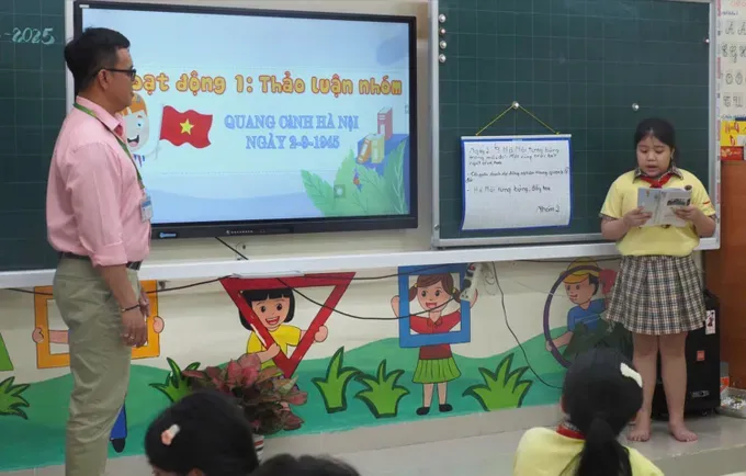 Students at Truong Quyen Primary School in HCMC’s Nhieu Loc Ward are engaging in a lesson during the 2024-2025 school year (Photo: SGGP) 08b.jpg