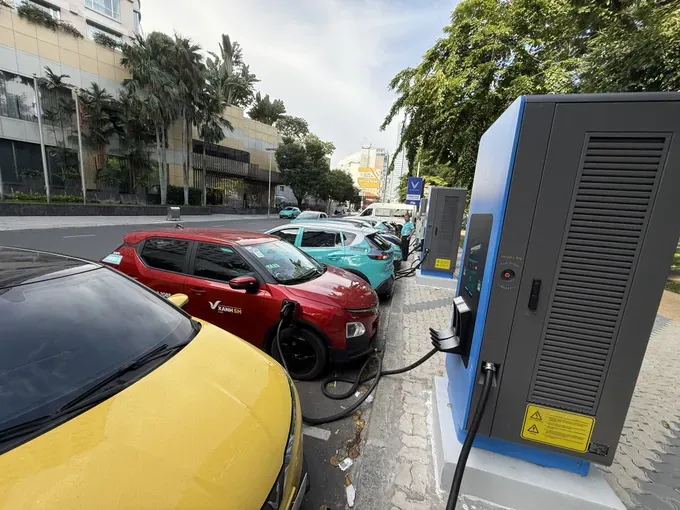 An EV charging point at September 23 Park on Le Lai Street in Ben Thanh Ward of HCMC (Photo: SGGP) 09.jpg