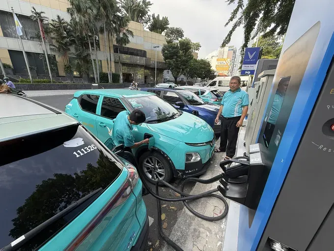 A common sight in HCMC: Electric vehicles are lining up waiting for an available charger. 09b.jpg