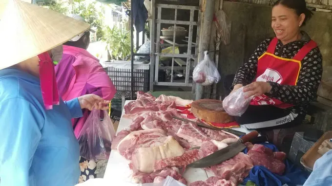 A pork stall in a market at Hue City (Photo: SGGP) 11b.jpg