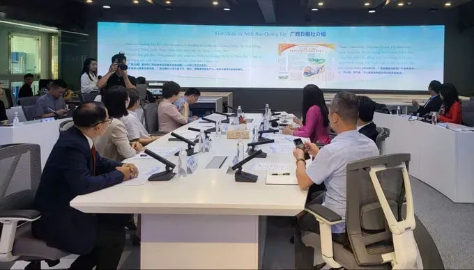 The Vietnamese press delegation are discussing the application of AI in journalism with China’s Guangxi Daily Newspaper 12.jpg