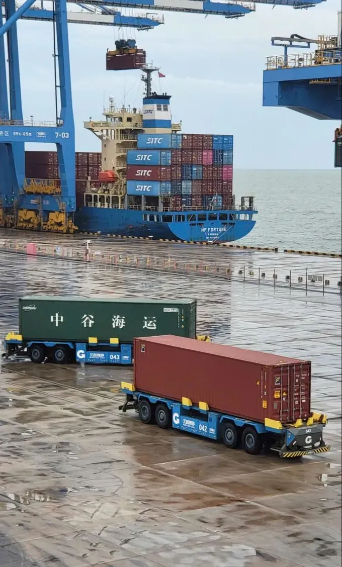 A fleet of fully automated, driverless vehicles are operating at the Qinzhou automated container port in Guangxi Province 12h.jpg