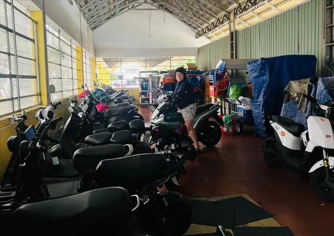 The management of the Tan Phuoc apartment building in HCMC has set up a temporary parking and charging area for residents’ e-bikes and e-motorbikes 17.jpg
