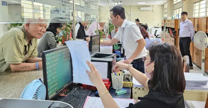 A resident is submitting administrative documents at the Public Administration Service Center of Go Vap Ward in HCMC (Photo: SGGP) 18.jpg