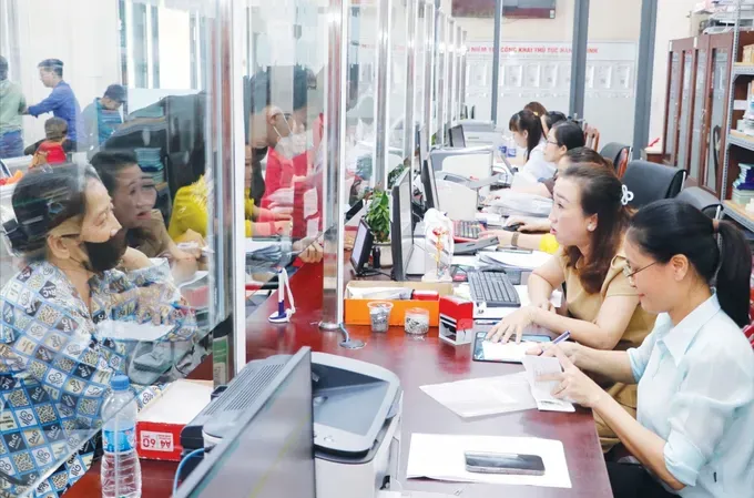 Handling certified copy requests for residents at the service counter in Ba Diem Commune of HCMC (Photo: SGGP) 18b.jpg