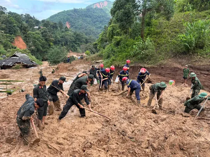 Functional forces are urgently searching for missing people after a landslide in Dien Bien Province on August 2 (Photo: SGGP) 19.jpg