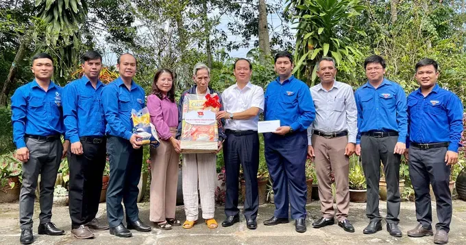 A delegation from the Party Committee of HCMC Party Agencies is visiting and presenting a gift to Le Cong Dieu (a grade 2/4 wounded veteran) in Phu Giao Commune of HCMC 26.jpg