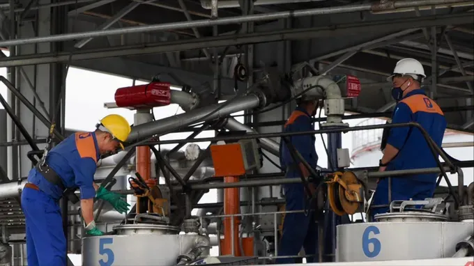 An employee is filling a storage tank at Nha Be Oil Terminal in HCMC (Photo: SGGP) 29.jpg