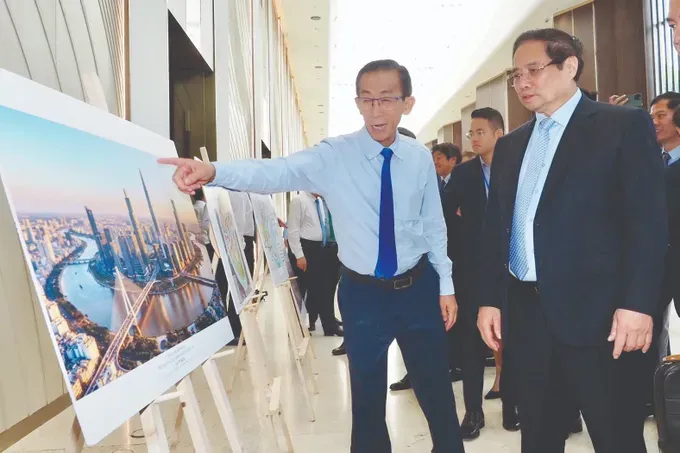 Prime Minister Pham Minh Chinh is visiting the planned site of the International Financial Center in HCMC (Photo: SGGP) 36.jpg