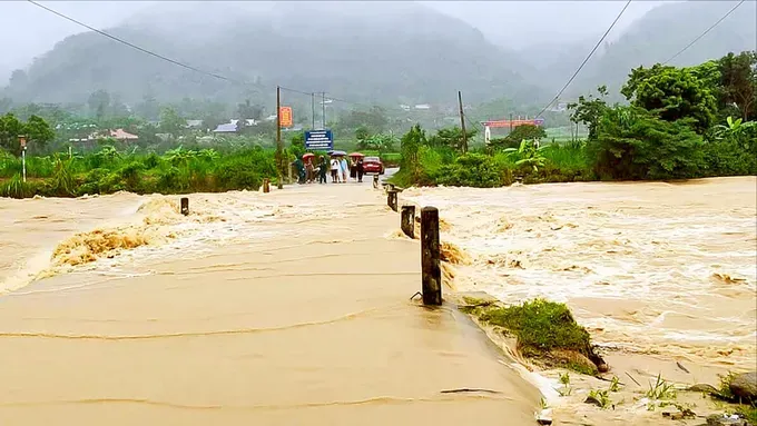 Floodwaters are rising due to heavy rain in Lao Cai Province in the afternoon of August 26 (Photo: SGGP) 39.jpg