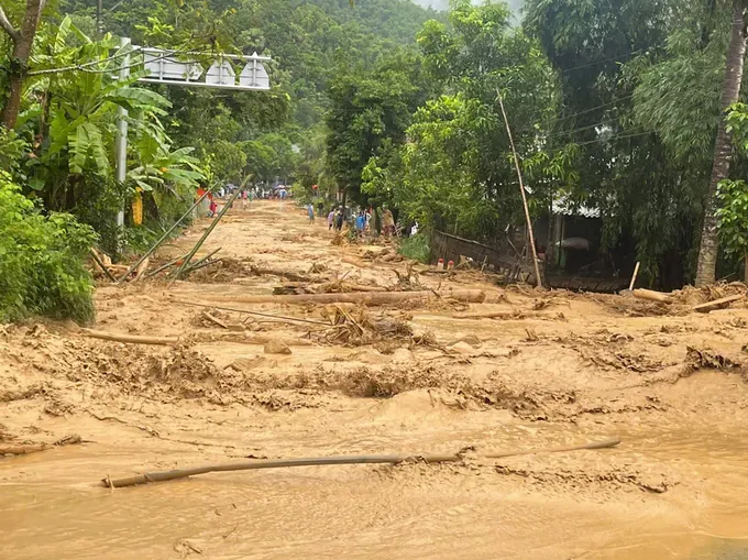 A tube flood is sweeping through Na Nghiu Hamlet in Son Dien Commune of Thanh Hoa Province (Photo: SGGP) 39b.jpg