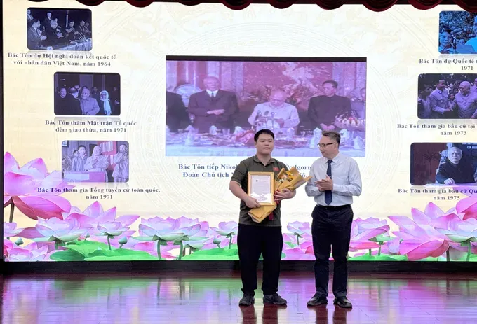 Vien Hong Quang is donating 24 restored, precious documentary films on the revolutionary activities of President Ton Duc Thang from 1964-1976 to Ton Duc Thang Museum 42.jpg