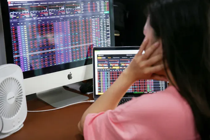 An investor is monitoring the stock market (Photo: SGGP) 43.jpg