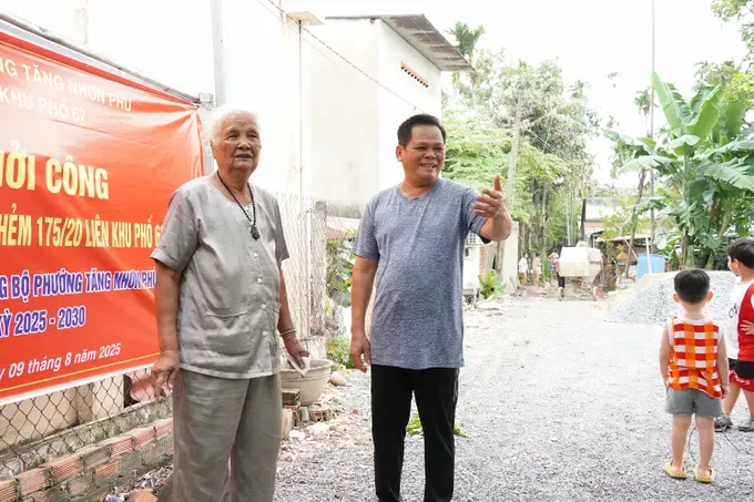 The households of Thach Thi Song and Truong Van Muoi, residing at alley 175/20 on Street No.2 in Tang Nhon Phu Ward of HCMC have donated land for the local authorities to open the inter-neighborhood alley 66-67-68 (Photo: SGGP) 01.jpg