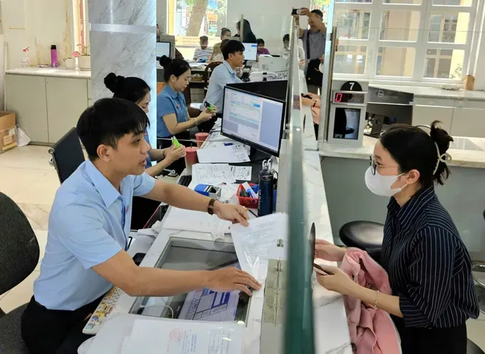 Civil servants at the Public Administration Service Center of Saigon Ward in HCMC are receiving and processing applications for residents (Photo: SGGP) 01b.jpg
