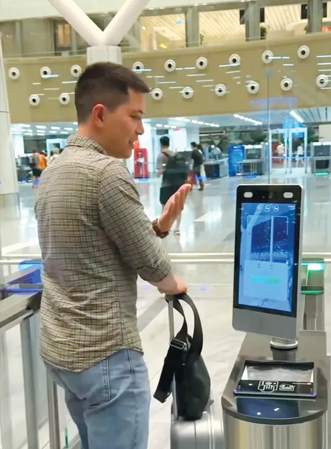 A HCMC resident is using facial recognition at the aviation security gates of Tan Son Nhat International Airport’s Terminal T3 03.jpg