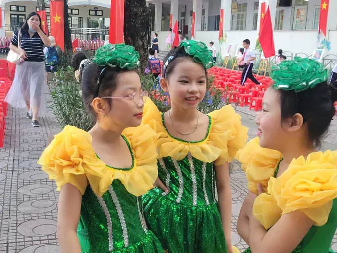 Pupils at Nguyen Du Primary School in Hanoi’s Ha Dong Ward radiate joy during their opening day ceremony (Photo: SGGP) 10d.jpg