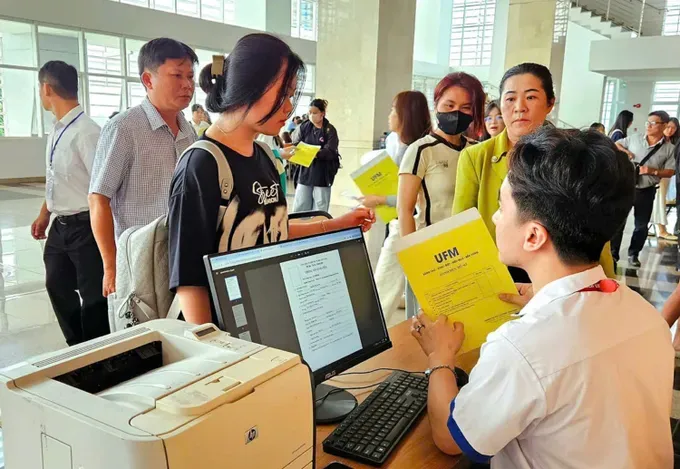 New students of HCMC University of Finance - Marketing are completing their enrollment procedures 19.jpg