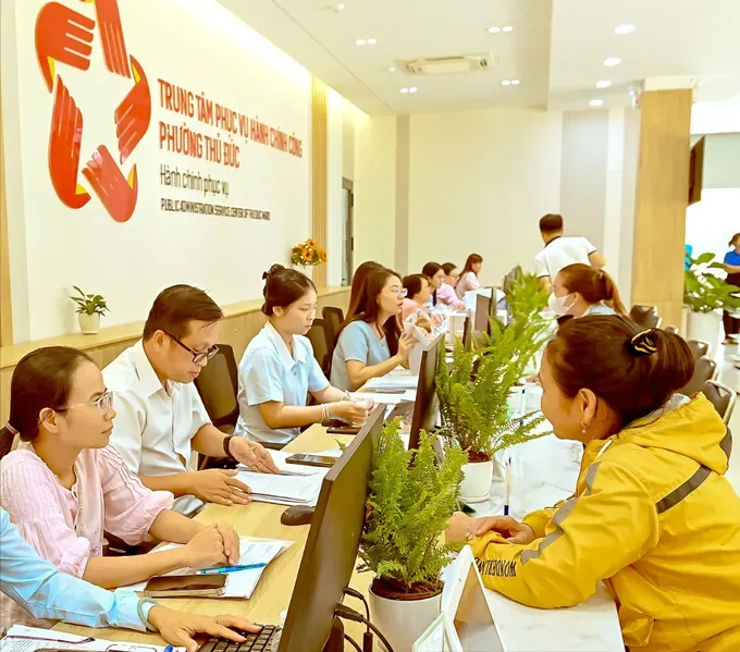 A citizen is completing administrative procedures at the Public Administration Service Center in Thu Duc Ward of HCMC (Photo: SGGP) 20.jpg
