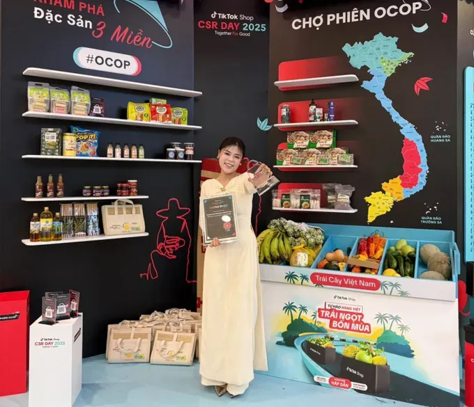 KOC Phuong Oanh Daily during a livestream for the “OCOP Market – Specialties of 3 Regions” event (Photo: Courtesy of the influencer's Facebook page) 24.jpg